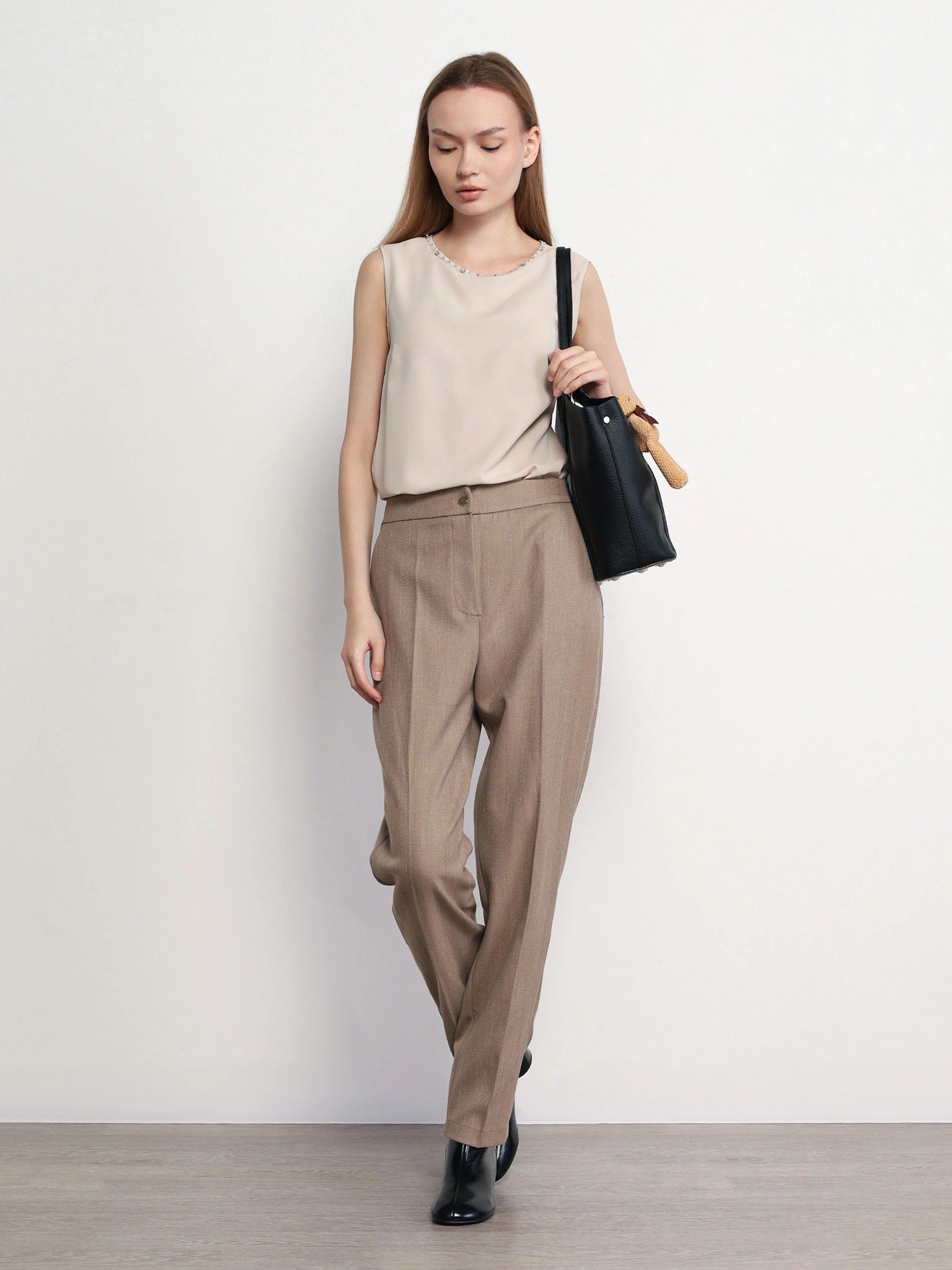 Блуза светло-бежевого цвета с цепочкой-мониль